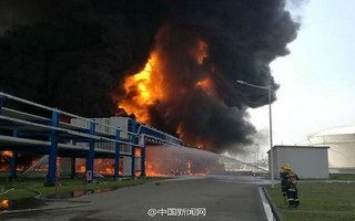 Στις φλόγες αποθήκη χημικών στην Κίνα
