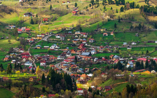 Παραδοσιακό χωριό στα βουνά της Ρουμανίας
