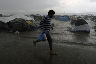 2016-04-25T080353Z_2094866442_GF10000393992_RTRMADP_3_EUROPE-MIGRANTS-GREECE-MACEDONIA