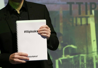 2016-05-02T095716Z_1285202673_LR1EC520RN5LQ_RTRMADP_3_USA-EU-TTIP-GREENPEACE