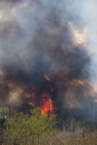 2016-05-04T213319Z_358502190_S1BETCEGBNAA_RTRMADP_3_CANADA-WILDFIRE-FORTMCMURRAY