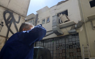 Στη ΜΕΘ ο ένας εργάτης που έπεσε από μπαλκόνι στην Κρήτη