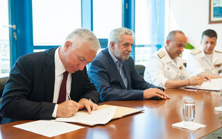 Ο Υπουργός Ναυτιλίας και Νησιωτικής Πολιτικής, κ. Θεόδωρος Δρίτσας, ο Αρχηγός του Λιμενικού Σώματος - Ελληνικής Ακτοφυλακής, Αντιναύαρχος Λ.Σ., κ. Σταμάτιος Ράπτης, και ο Πρόεδρος και Διευθύνων Σύμβουλος του Ομίλου ΟΤΕ, κ. Μιχάλης Τσαμάζ, κατά την υπογραφή συμφωνητικού για την αποδοχή της προσφοράς του Ομίλου ΟΤΕ προς το Λιμενικό Σώμα.