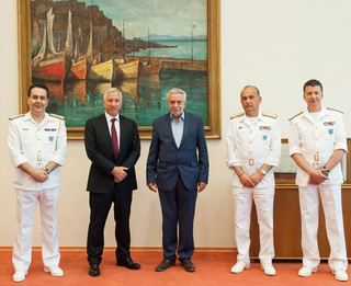 Ο Υπουργός Ναυτιλίας και Νησιωτικής Πολιτικής, κ. Θεόδωρος Δρίτσας, ο Αρχηγός του Λιμενικού Σώματος - Ελληνικής Ακτοφυλακής, Αντιναύαρχος Λ.Σ., κ. Σταμάτιος Ράπτης, και ο Πρόεδρος και Διευθύνων Σύμβουλος του Ομίλου ΟΤΕ, κ. Μιχάλης Τσαμάζ, μαζί με στελέχη του Υπουργείου και του Λιμενικού Σώματος