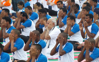 2016-06-21T052332Z_546320038_S1AETLCWXGAB_RTRMADP_3_WORLD-YOGADAY-INDIA-MODI