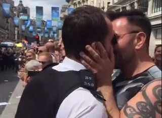 Αστυνομικός κάνει πρόταση γάμου στο αγόρι του στο Gay Pride και γίνεται viral