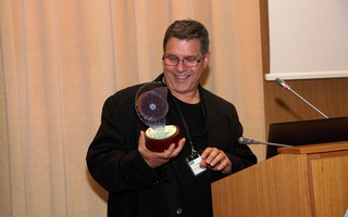 Ο διακεκριμένος αμερικανός Dr. Ron Shapiro κατά τη βράβευση του από το DHI Global Medical Group.