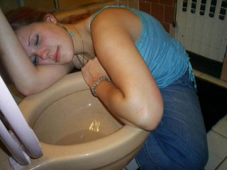 funny-fun-lol-drunk-girls-in-toilet-pics-images-photos-pictures-bajiroo-1