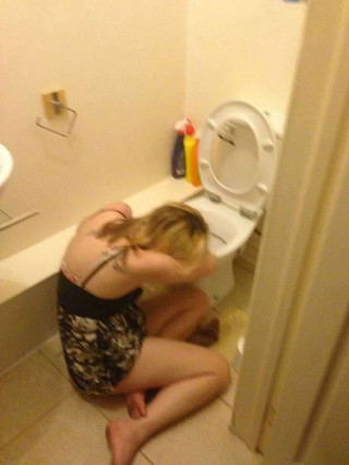 funny-fun-lol-drunk-girls-in-toilet-pics-images-photos-pictures-bajiroo-3-600x798