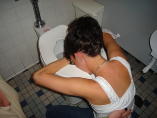 funny-fun-lol-drunk-girls-in-toilet-pics-images-photos-pictures-bajiroo-7-600x450