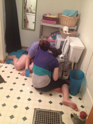 funny-fun-lol-drunk-girls-in-toilet-pics-images-photos-pictures-bajiroo-9