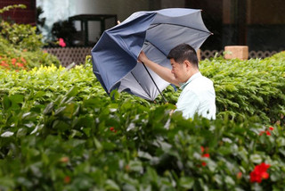 2016-08-02T045938Z_42305354_S1BETTBGVIAA_RTRMADP_3_ASIA-STORM-HONG-KONG