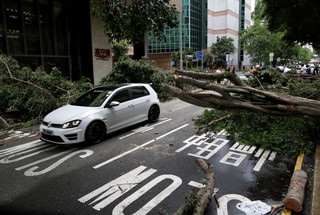 2016-08-02T054215Z_1322657113_S1BETTBKPRAA_RTRMADP_3_ASIA-STORM-HONG-KONG