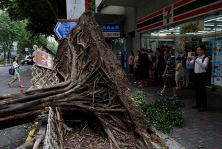 2016-08-02T054413Z_976752347_S1BETTBKUFAA_RTRMADP_3_ASIA-STORM-HONG-KONG