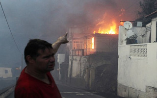 2016-08-09T211532Z_826359866_S1BETUNACYAA_RTRMADP_3_PORTUGAL-WILDFIRE