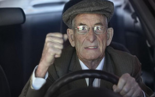 Διπλώματα οδήγησης: Οι γιατροί θα αποφασίζουν αν οι 74χρονοι θα οδηγούν