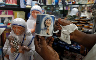 2016-09-03T115328Z_815335706_S1AETZDZMUAA_RTRMADP_3_POPE-MOTHERTERESA-INDIA