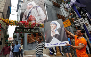 2016-09-04T100527Z_1559340386_S1AETZINSPAA_RTRMADP_3_POPE-MOTHERTERESA-INDIA