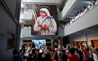 2016-09-05T060914Z_1545702664_S1AETZMQOOAB_RTRMADP_3_POPE-MOTHERTERESA