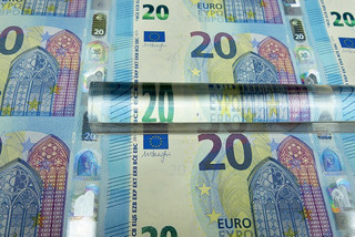 Μετρητά τέλος για συναλλαγές πάνω από 300 ευρώ