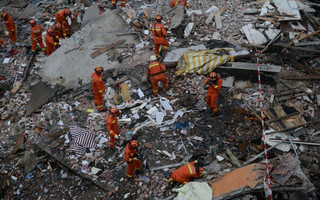 2016-10-10T044015Z_1381880852_S1BEUGCKAXAC_RTRMADP_3_CHINA-BUILDING-COLLAPSE