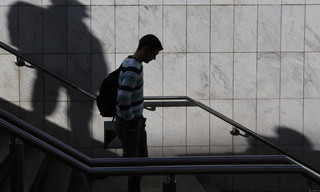 Άνδρας κατεβαίνει σκάλες Άνδρας κατεβαίνει σκάλες