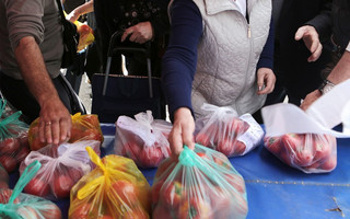 Διανομή τροφίμων σήμερα στο δήμο Νεάπολης-Συκεών