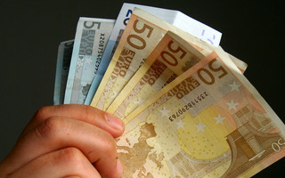 Μετρητά τέλος για συναλλαγές πάνω από 500 ευρώ