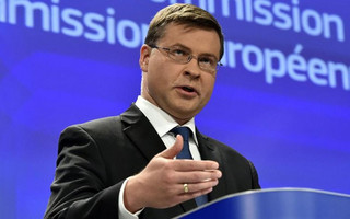 Ντομπρόβσκις: Η Ιταλία αμφισβητεί ανοικτά τους κανόνες της Ε.Ε.