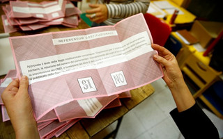 2016-12-04T225354Z_9126502_RC192828A9E0_RTRMADP_3_ITALY-REFERENDUM