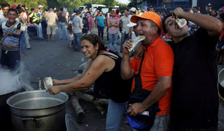 2016-12-16T235211Z_666394286_RC1D0B916FB0_RTRMADP_3_VENEZUELA-ECONOMY