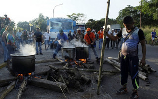2016-12-17T002005Z_23814206_RC1CA63D24D0_RTRMADP_3_VENEZUELA-ECONOMY