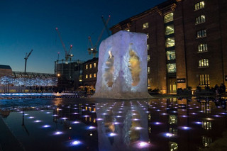 alex-chinneck-christmas-tree-kings-cross-deisgn-installation-st-martins-london-uk_dezeen_2364_col_1