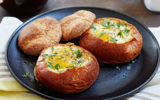 Αβγά ψητά σε φωλιές ψωμιού