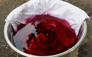 Χρησιμοποιήστε κόκκινο κρασί για να βάψετε τα υφάσματα
