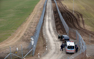 2017-03-02T171531Z_1208422651_RC120BEC5B90_RTRMADP_3_EUROPE-MIGRANTS-HUNGARY-FENCE