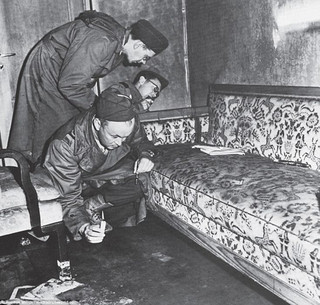 3E7B5F7000000578-4334322-In_June_1945_US_investigators_examine_the_sofa_on_which_the_coup-a-9_1490097593635