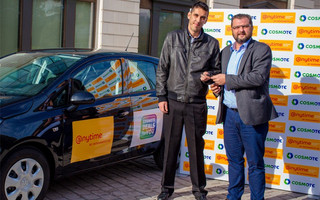 Ο Τάσος Ηλιακόπουλος, επικεφαλής της Anytime, παραδίδει τα κλειδιά του αυτοκινήτου στον νικητή του διαγωνισμού Γεώργιο Γραβάνη