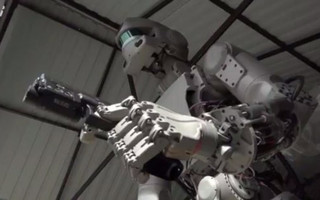 Οι Ρώσοι έφτιαξαν ρομπότ που πυροβολεί με δυο πιστόλια