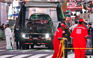 Τρεις άνθρωποι σε κρίσιμη κατάσταση μετά το δυστύχημα στην Times Square