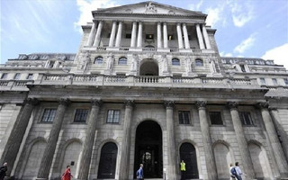 Ενδεχόμενο αύξησης των επιτοκίων ανακοίνωσε η Τράπεζα της Αγγλίας