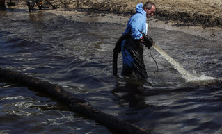 Τα βήματα για τον καθαρισμό του Σαρωνικού από το πετρέλαιο