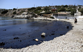 Χωρίς ορυκτέλαια οι παραλίες του δήμου Σαρωνικού
