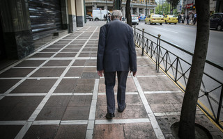 Συνταξιούχος στο κέντρο της Αθήνας Συνταξιούχος στο κέντρο της Αθήνας