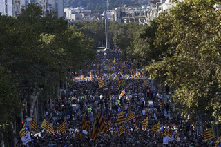 Thousents protesters take part at a rally against the National Court's decision to imprison civil society leaders, in Barcelona, Spain, Saturday, Oct. 21, 2017. The Spanish government moved decisively Saturday to use a previously untapped constitutional power so it can take control of Catalonia and derail the independence movement led by separatist politicians in the prosperous industrial region.(AP Photo/Emilio Morenatti)