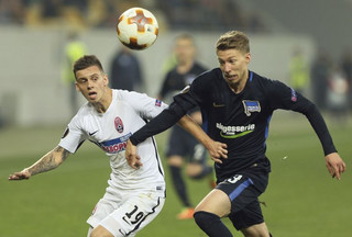 Hertha's Mitchell Weiser, right, struggles for the ball with Zorya's Maksym Lunov during the Group J Europa League soccer match between Zorya Luhansk and Hertha at the Arena Lviv stadium in Lviv, Ukraine, Thursday, Oct. 19, 2017. (AP Photo/Yevheniy Kravs)