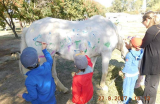 Αντιδράσεις για παιδικό σταθμό που έβαλε παιδιά να ζωγραφίσουν σε άλογο