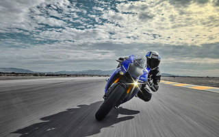 2018_YAM_YZF1000R8