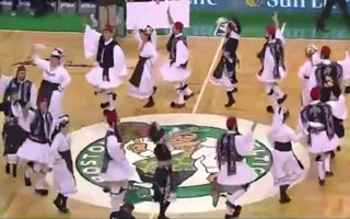 Χόρεψαν ελληνικό παραδοσιακό χορό στη Βοστώνη για τον Αντετοκούνμπο
