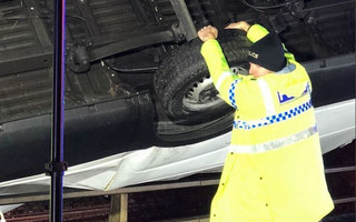 Αστυνομικός συγκρατεί με τα χέρια του φορτηγό για να μη βουτήξει στο κενό